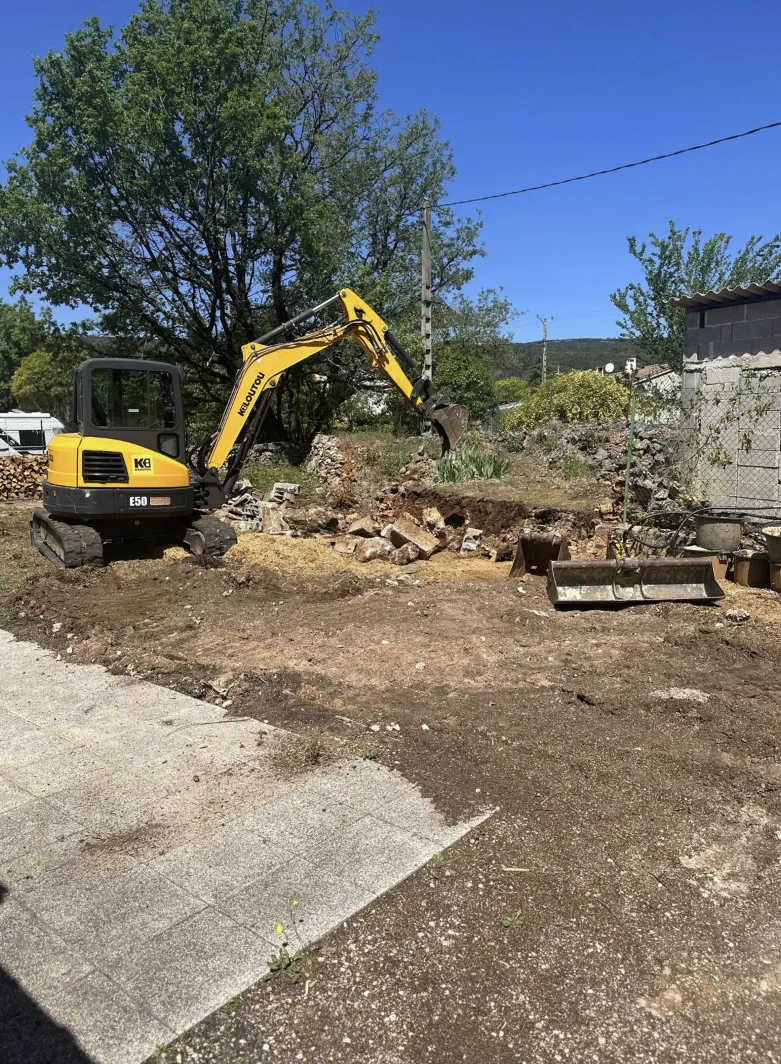 Mini-pelle sur chantier de terrassement