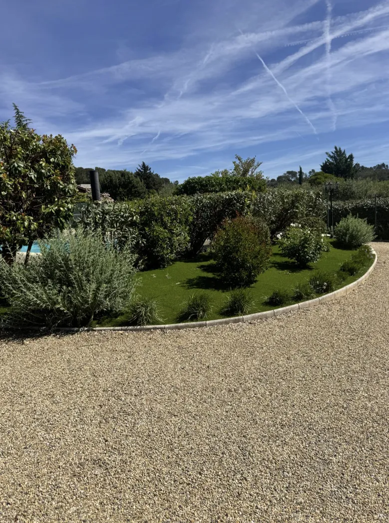 Jardin paysager avec allée en granulats