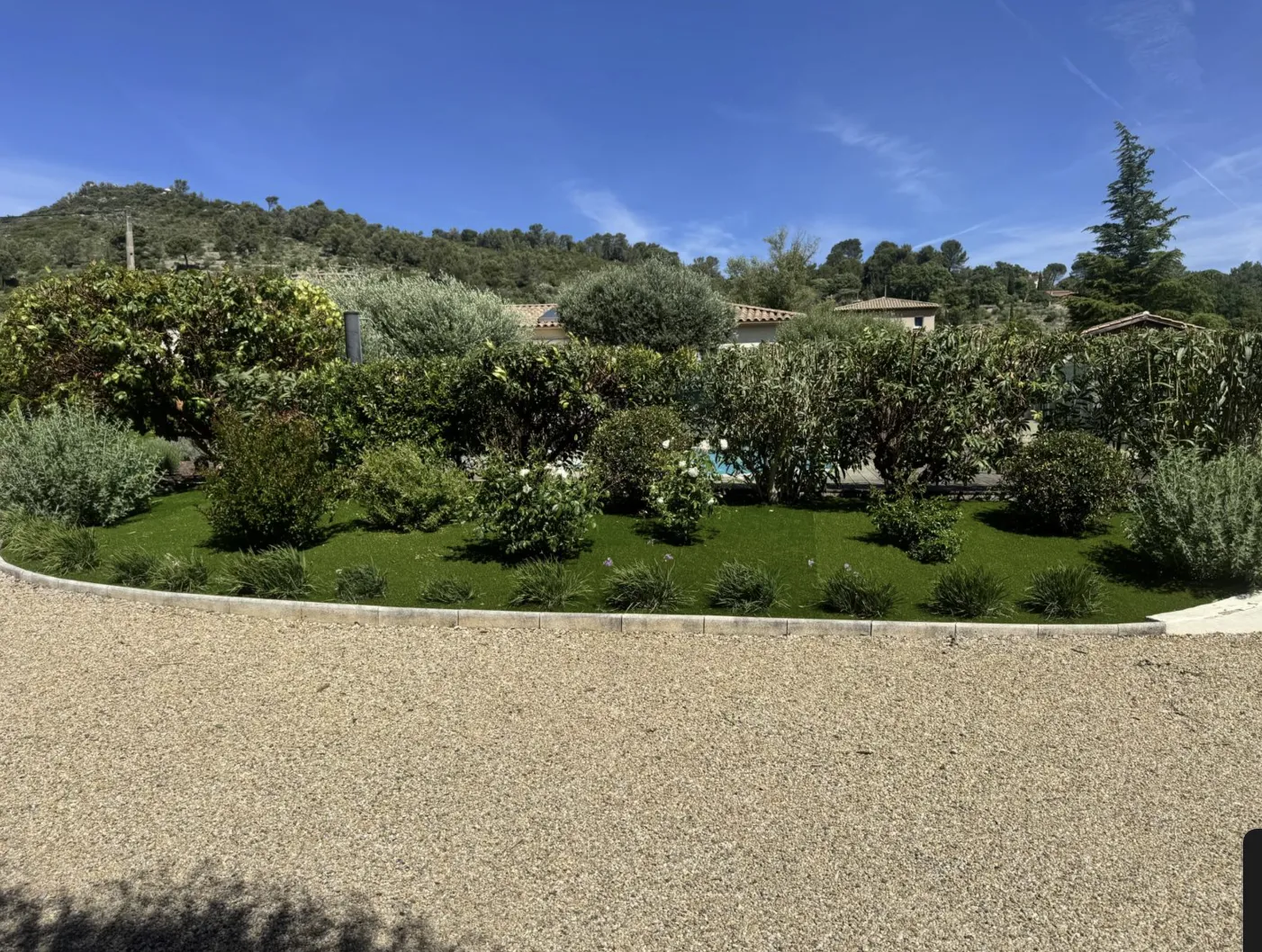 Vue panoramique sur jardin et collines varoises