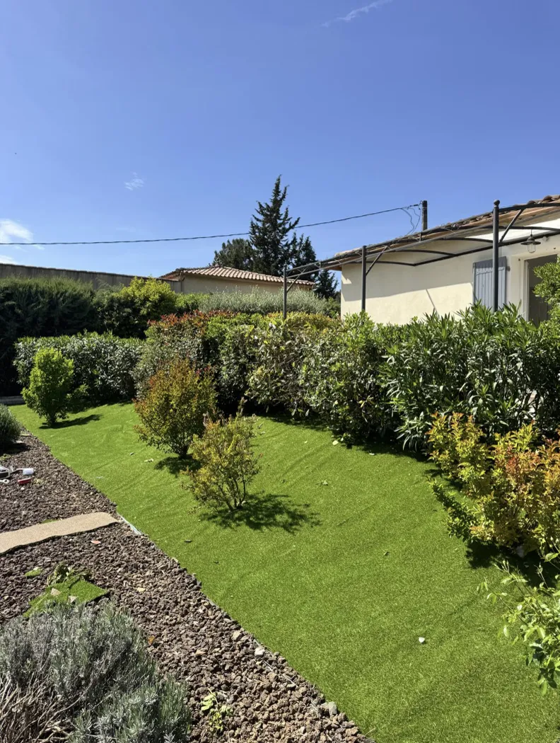 Création d'un jardin avec pelouse et arbustes